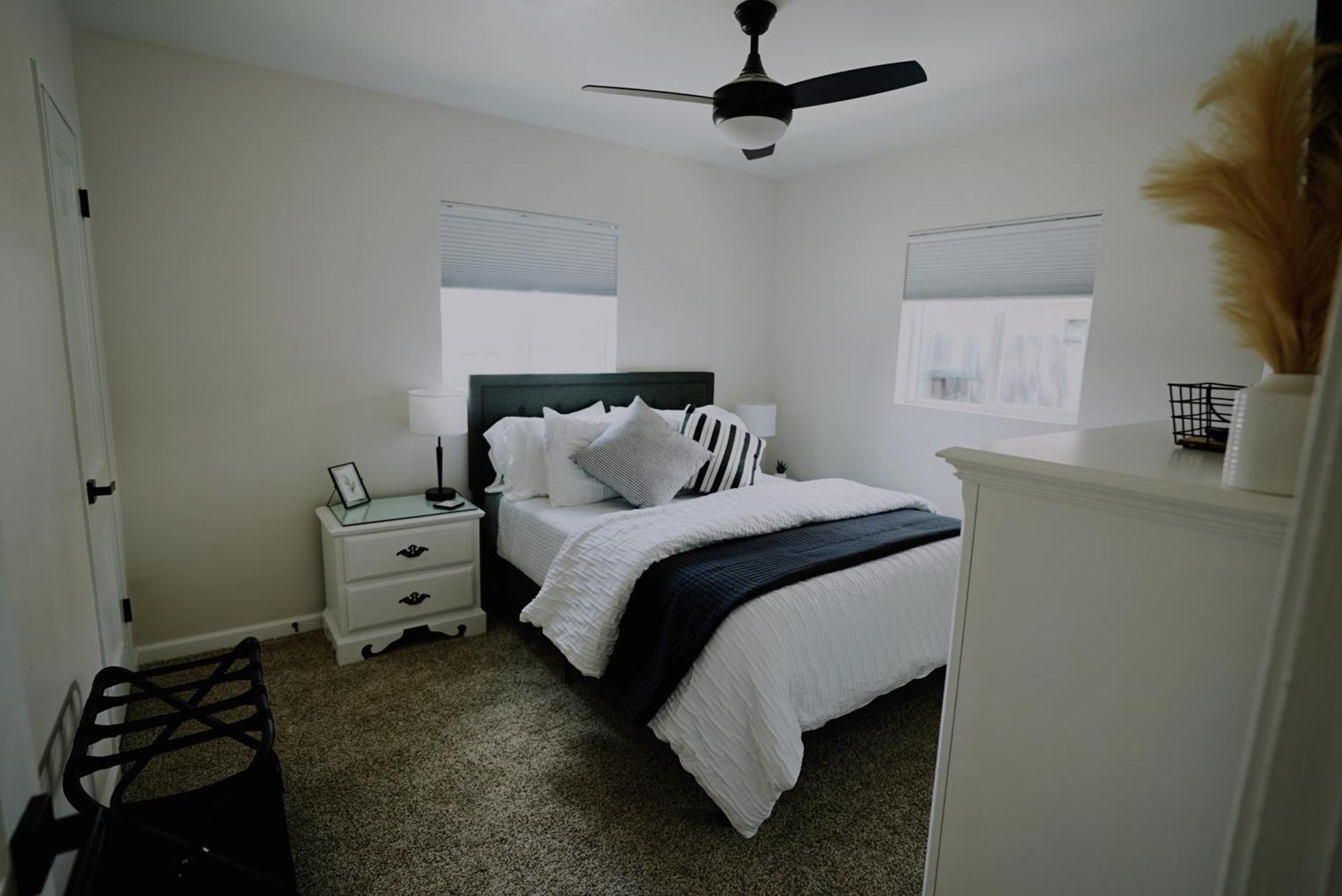 Centrally Located! Remodeled! Huge Backyard! The White House Albuquerque Exterior foto